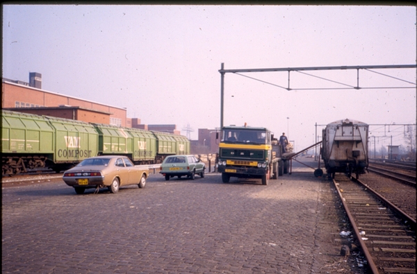 Bij het spoor