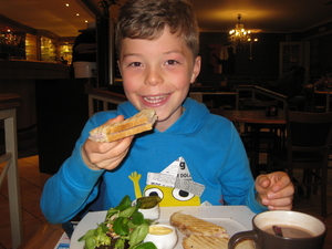 09) Ruben eet een croque monsieur