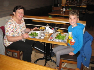 73) Op restaurant met Memee