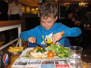 75) Ruben eet vol-au-vent met friet