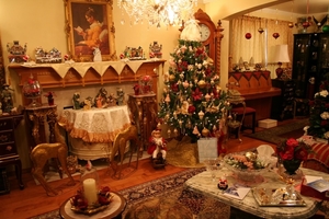 american_living_room_with_decorated_christmas_tree
