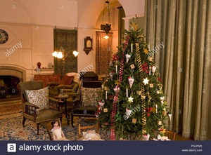 traditional-victorian-christmas-decorations-on-the-tree-in-the-dr