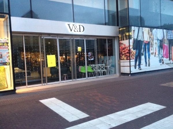 in Zeist geweest. Daar branden de letters van het voormalige V&D 