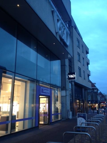 in Zeist geweest. Daar branden de letters van het voormalige V&D 