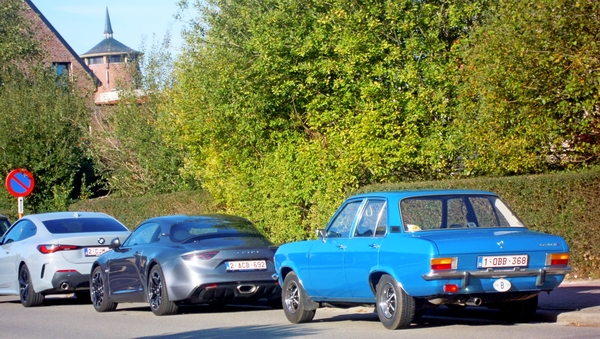 DSCN7252_Renault-Alpine-grijs_1973-Opel-Ascona_blauw_1-OBB-368