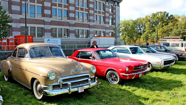 IMG_0605_Chevrolet-QQQ-DeLuxe_bruin_O-AZR-679___Ford-Mustang_rood