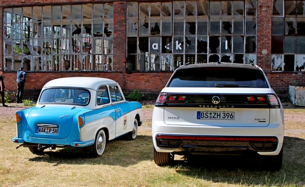 IMG_3556_Trabant_blauw-wit_WAK-P-5-H___VW-Teramont-X-530-V6_wit_B