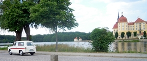 DSCN0030_Trabant-Kombi_wit&rood@Schloss-Moritzburg