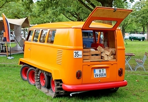 IMG_7929_Volkswagen-VW-Bus-4-asser-T1_oranje&rood_zwerfwagen_H-VW