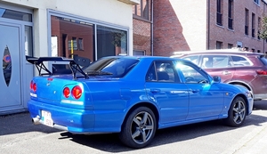 20240609_093112_Nissan-Skyline-GT-Sedan-QQQ_blauw_1-FYC-529