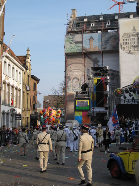 10) Feeststemming op de grote markt