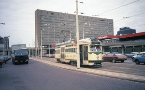 De 1005 van lijn 12 staat voor vertrek gereed Rijnstraat 1980