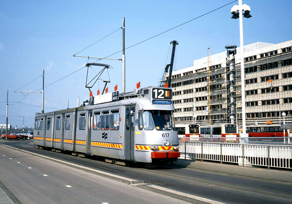 617 als lijn 12 over de Radarweg. Tijdens Desigbeurs grijs geschi