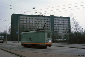 Bij de keerlus Amsterdam-Zuid zien we de slijpwagen H54 een rondj