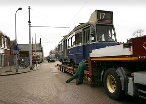 De 909 op een dieplader op de Oranje Vrijstaatkade 2005