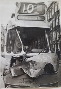 GVB 565 bezig ben nu in aanvaring met een vrachtauto in de van de