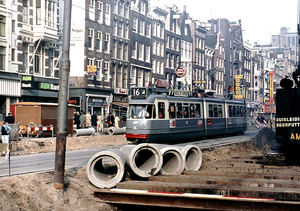 GVB 608 tijdens de ingrijpende renovatie van het Damrak in 1976.