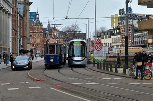 Kleine Gartmanplantsoen. De 464+776 ontmoet zijn verre nazaat 300