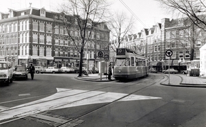 Lijn 10 met wagennummer 615 in de Van Limburg Stirumstraat