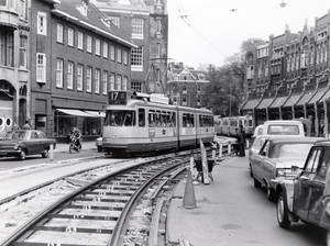 Lijn 17 met wagennummer 683 beweegt zich voorzichtig vanuit de Ra