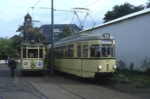 Twee trams bij het Haarlemmermeerstation. EMA wagens HTM 824 (nu 
