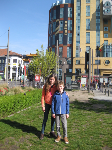 15) Voor het gebouw van Chocolate Nation