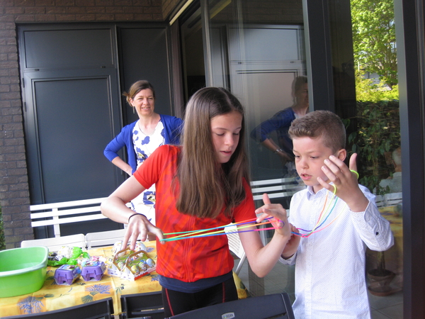 63) Mama kijkt aandachtig toe