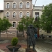Pelgrim voor de albergue in Astorga