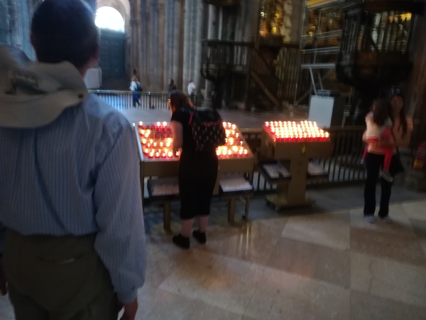 Er branden veel kaarsen in de kathedraal van Santiago de Composte