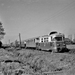 De M 1806, Bergeend, rijdt met een lange tram van Hoogvliet naar 