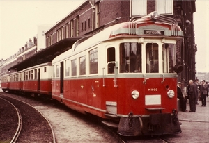 De M1802 Zwaluw, met drie, onder de overkapping van station Roses