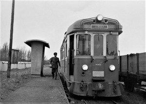 De MABD 1801, Sperwer, halteert op station Maasdam op 27 december