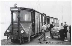 Dieselloc M65 met stuurstandrijtuig ABP422 te Middelharnis-Haven.