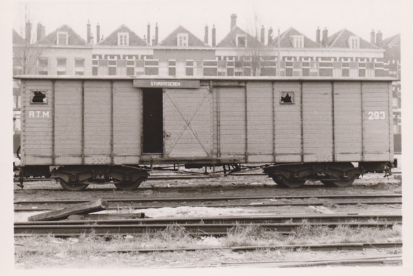 Gesloten goederenwagen 293 aan de Rosestraat, 2 april 1966