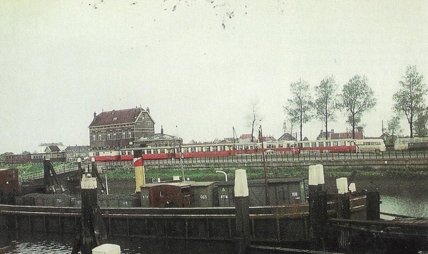 Hellevoetsluis 1958 05 17 Motorloc. MD 1805 Meeuw met tram op de 