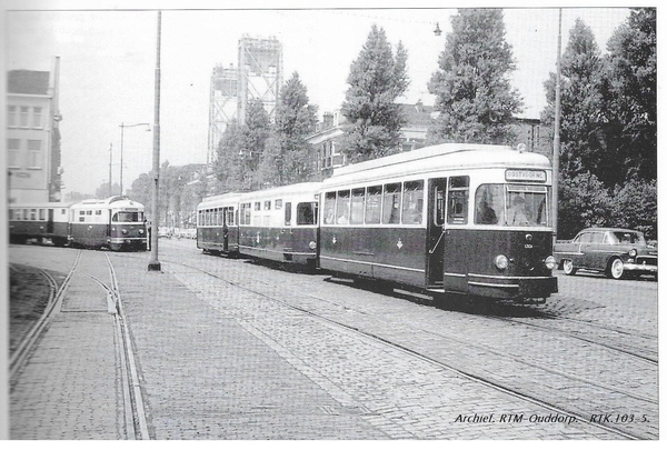 Links MD1805 Meeuw met tram naar Hellevoetsluis