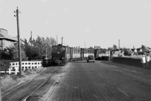 RTM Loc 48 met tram Dordtsestraatweg 08-11-1956