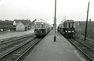 Zuidland 1965 01 05 Twee trams, waaronder het Sperwerstel 1701, e