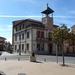 Stadhuis La Robla met links zicht op cementindustrie