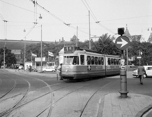 556 Prins Hendrikkade naar de Martelaarsgracht, 1968.