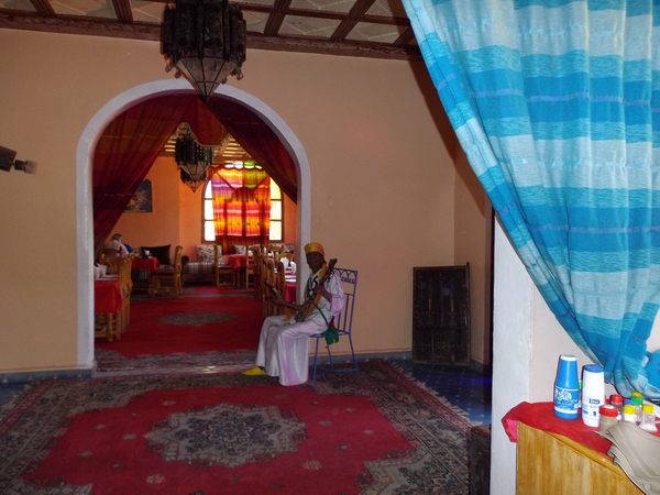 IMGP1431 (middaglunch in een typisch restaurant)