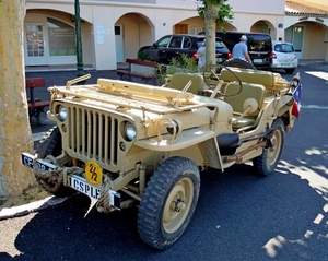 DSCN8098_VVK-Napoleon-Route_Port-Grimaud_Haven-zoek-markt_Jeep-ol