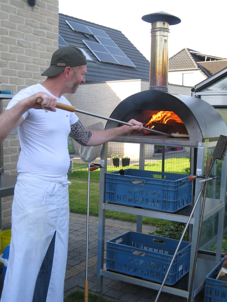 34) De pizza in de oven