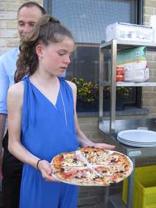 36) Jana toont de in stukjes gesneden pizza
