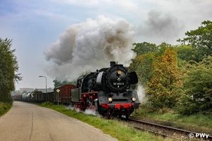 50 3654-6 met de tweede ochtendgoederentrein bij het vertrek uit 