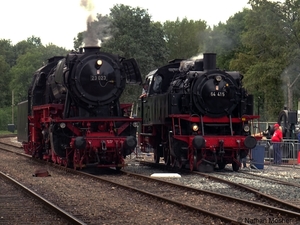 SSN 23 023 naast de VSM 64 415 in Loenen tijdens Terug naar Toen 