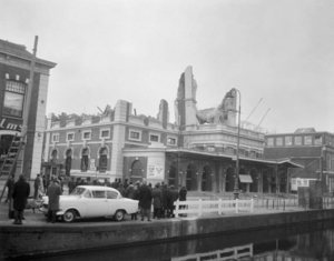 1965..het gebouw van kunst en wetenschappen na de brand