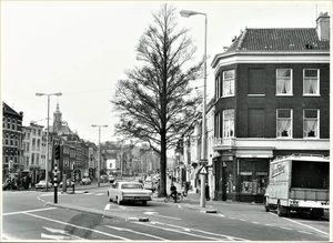 Spui, gezien vanaf de Pletterijkade, rechts de Ververstraat 1969.