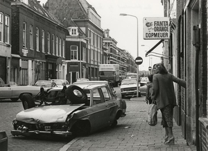 Van Ostadestraat met een autowrak, gezien van de Van Ravesteinstr