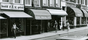 Winkel in de Wagenstraat het was vlakbij een lampenzaak Het Licht